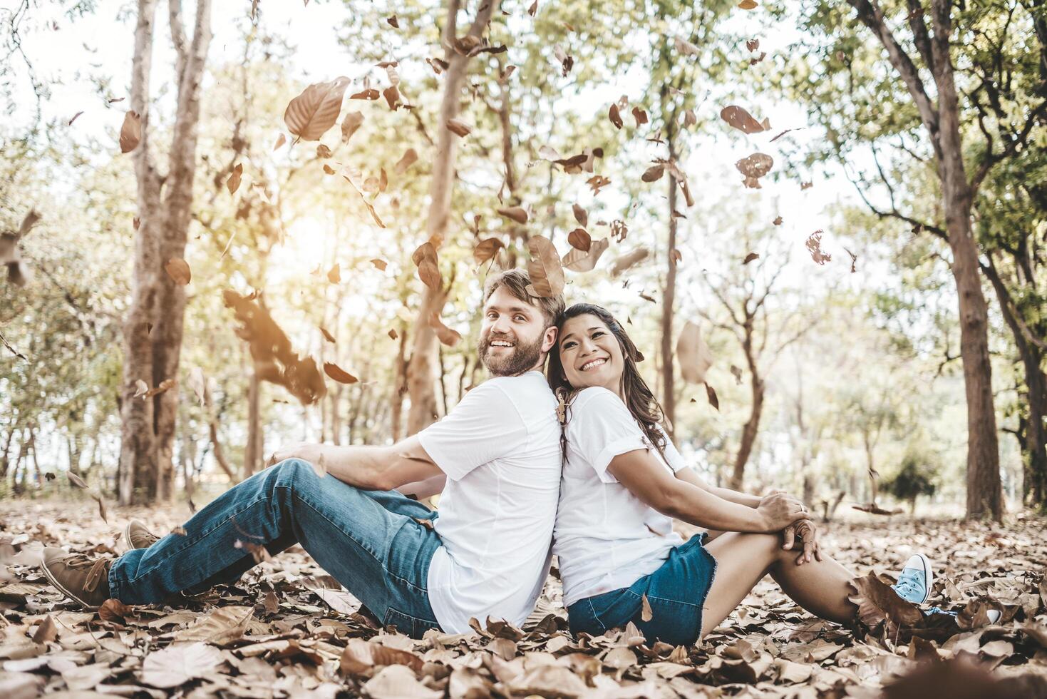 felice coppia sorridente diversità nel momento d'amore insieme foto