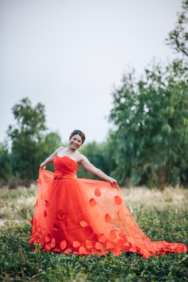 bella sposa in abito da sposa distacco nella natura foto