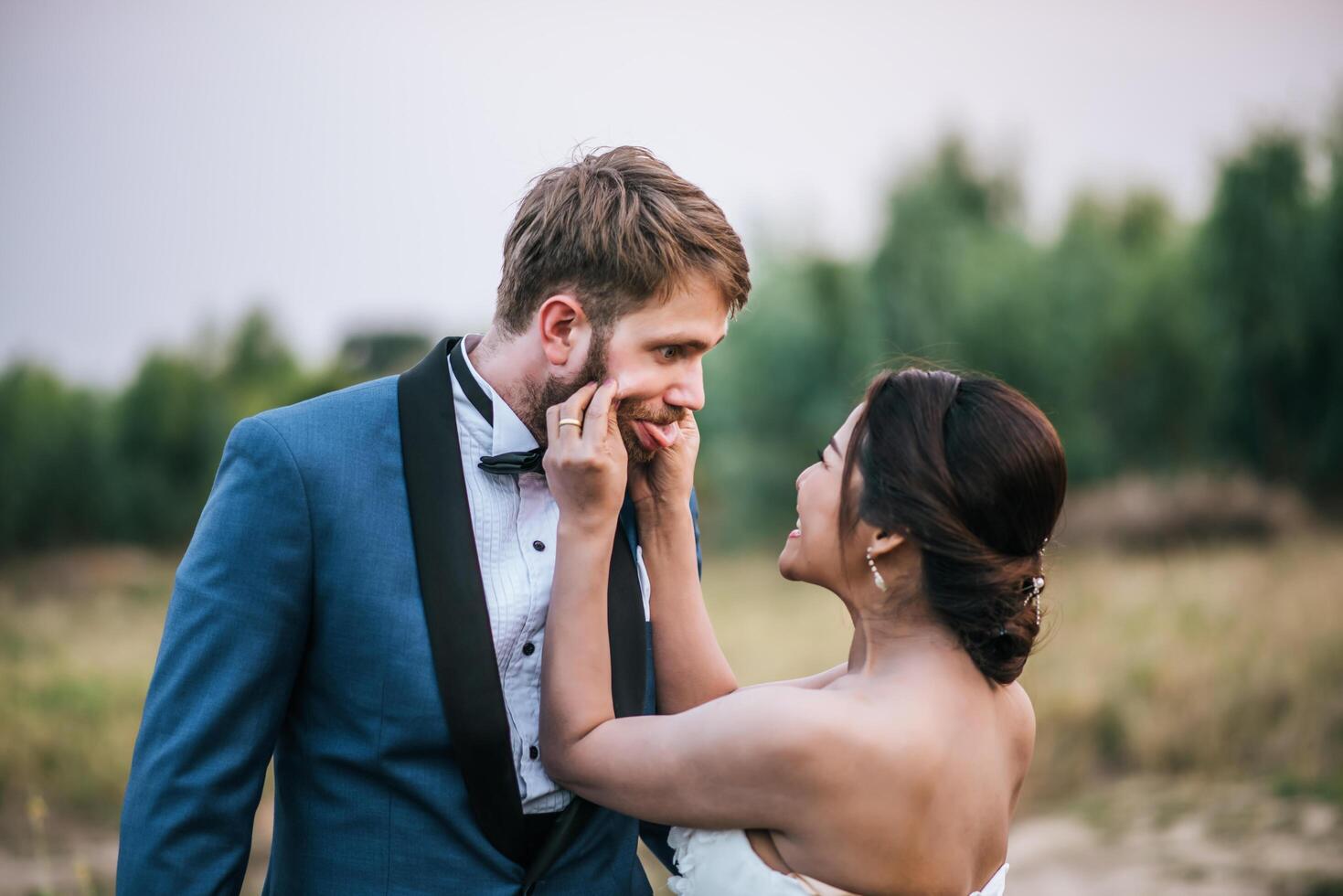 gli sposi hanno momenti romantici e felici insieme foto