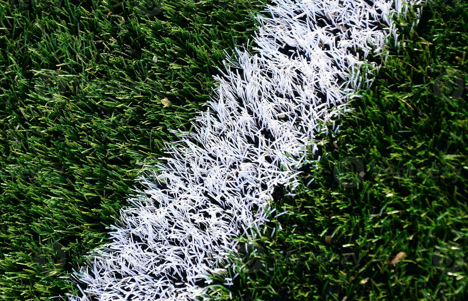 bianca banda su un' luminosa verde artificiale erba calcio campo foto