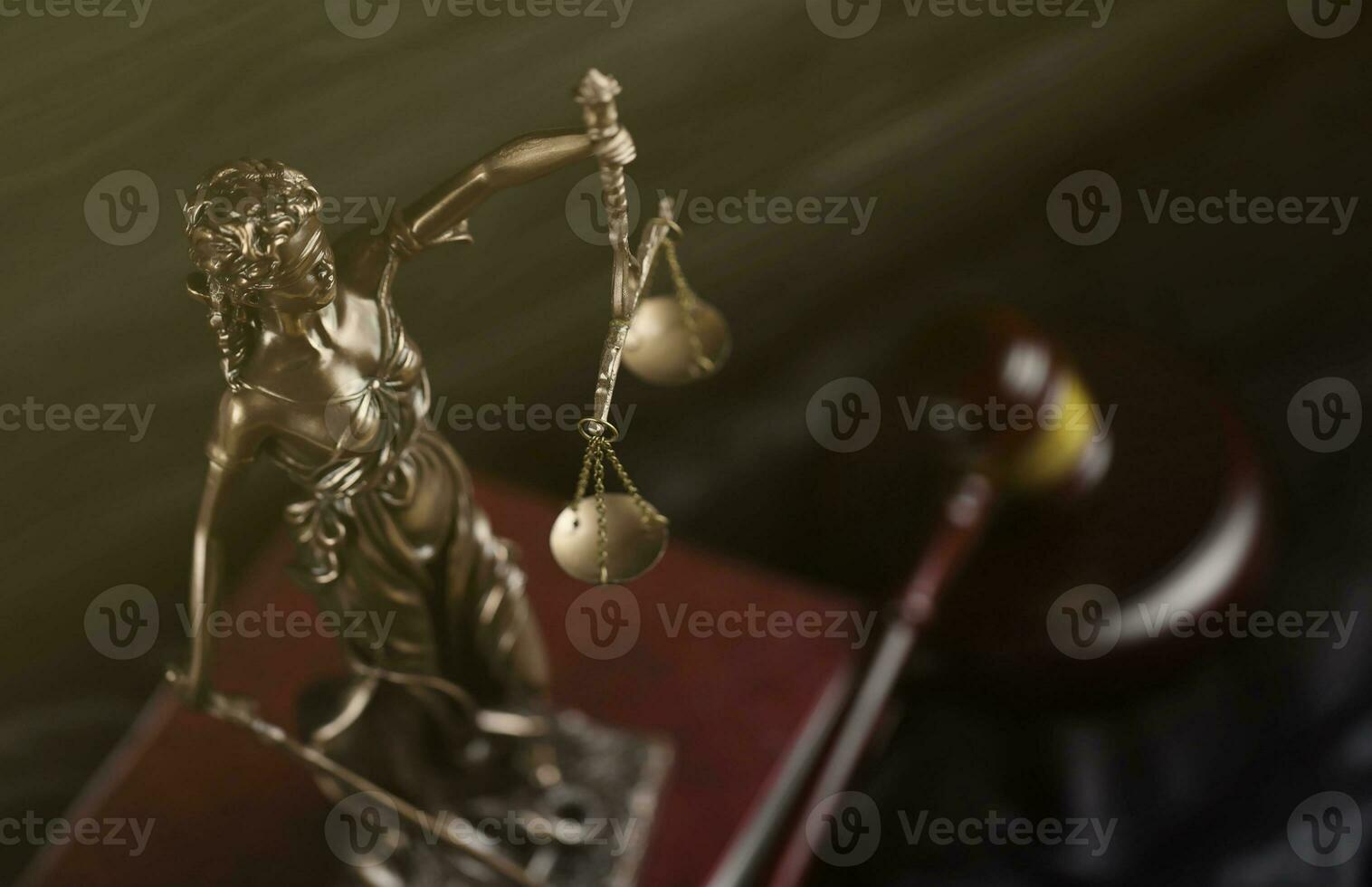 il statua di giustizia - signora giustizia o justitia il romano dea di giustizia. statua su Marrone libro con giudice martelletto. concetto di giudiziario prova, aula processi e avvocati opera foto