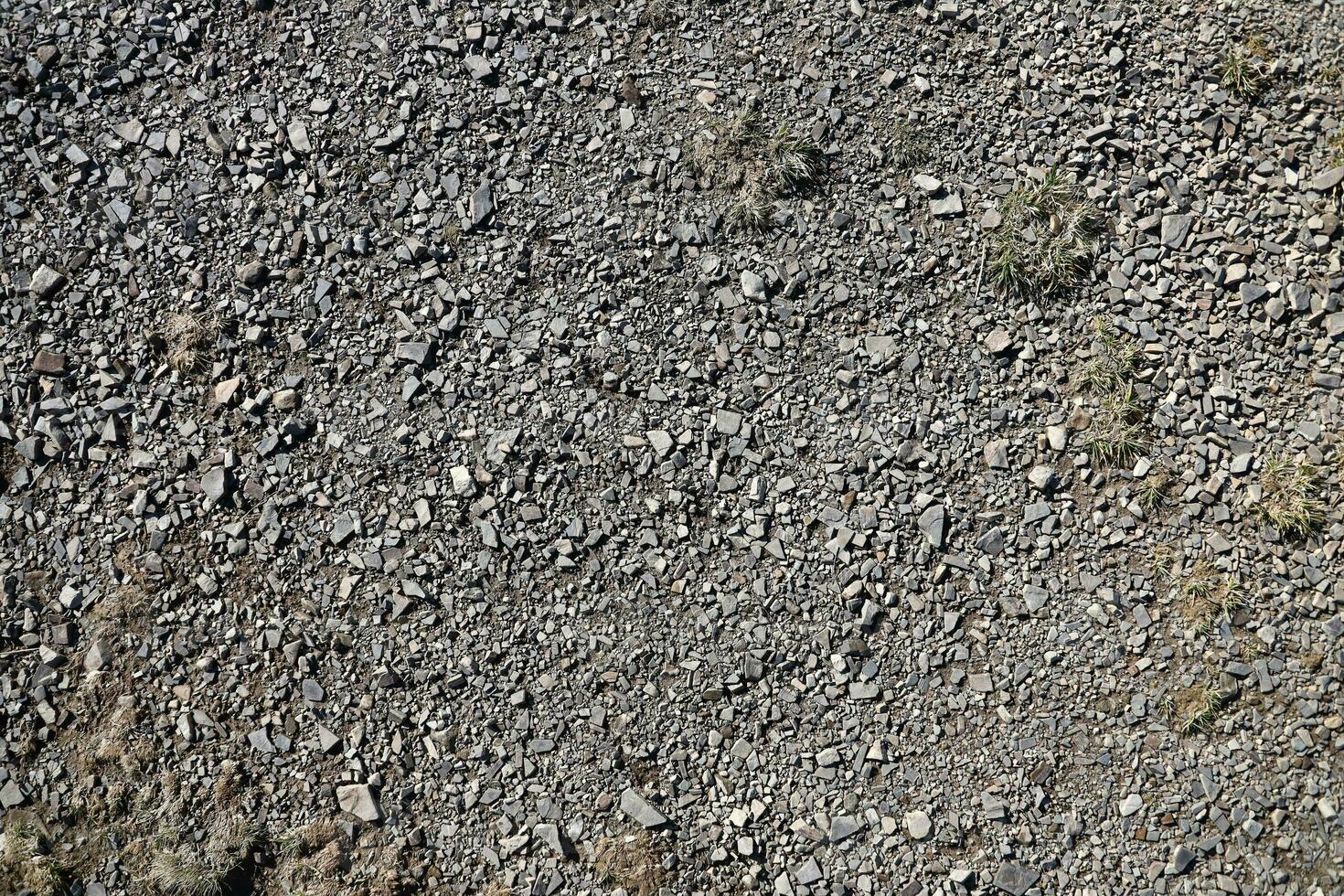 sfondo di distrutto pietroso pietre superficie nel montagna la zona. struttura con naturale leggero foto