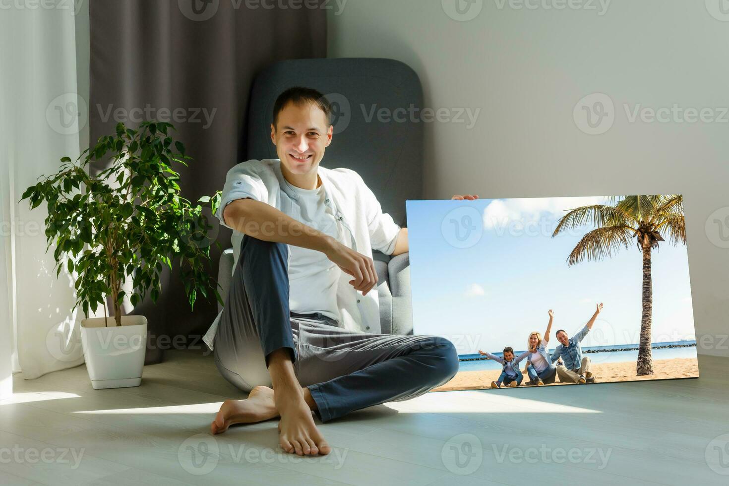 uomo detiene tela nel il interno foto