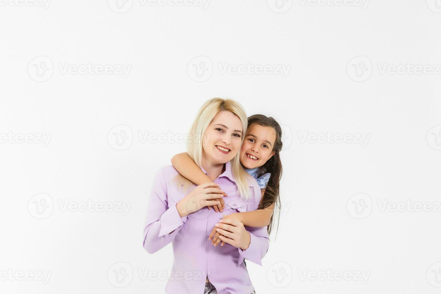 avvicinamento ritratto di contento sorridente facce di bellissimo giovane madre con figlia foto