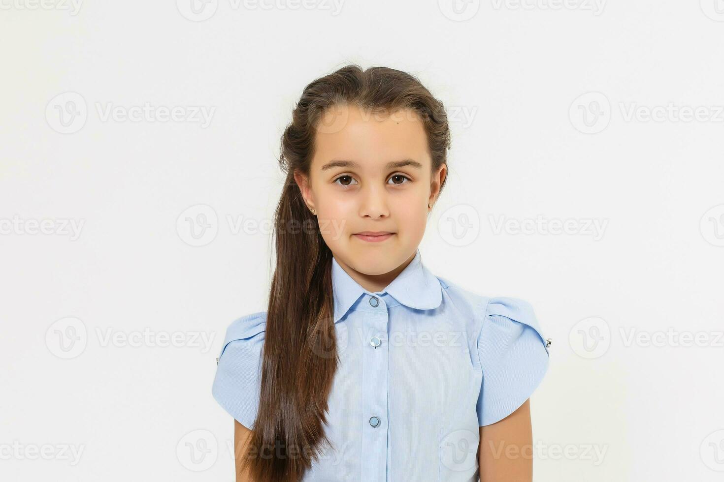 ragazza 7 anni vecchio è bianca sfondo foto