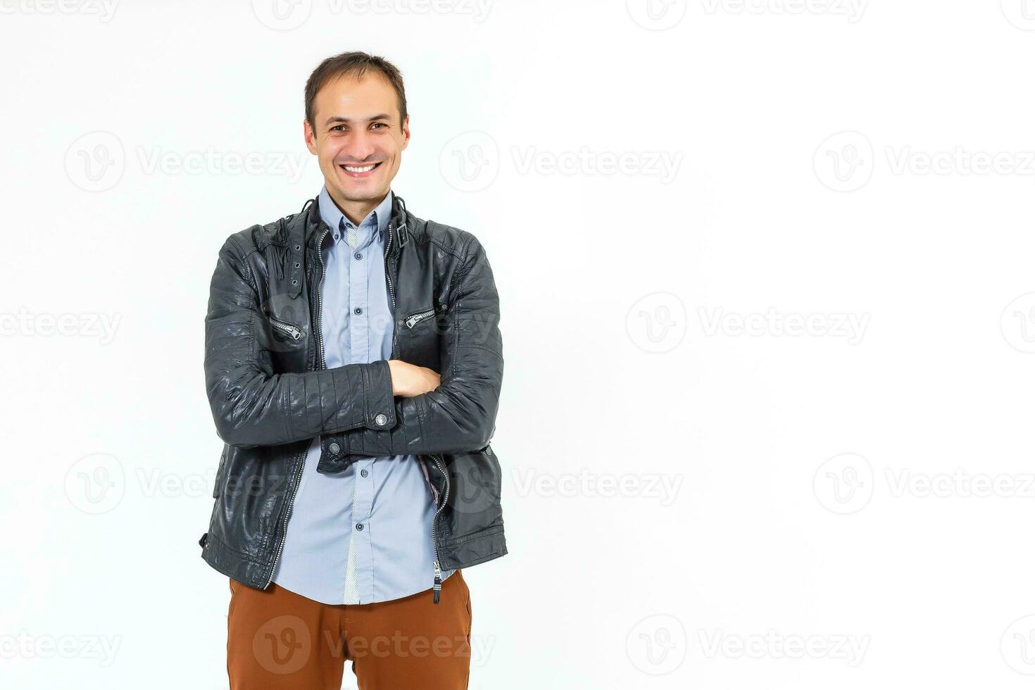 bello uomo nel pelle giacca, jeans e camicia. al di sopra di bianca sfondo foto