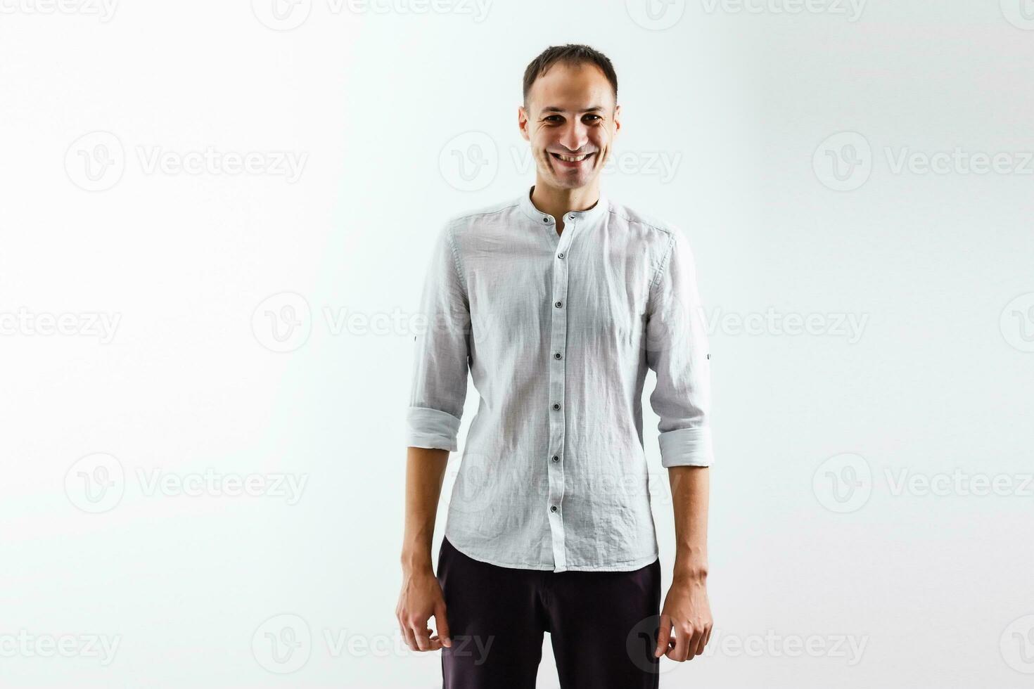 ritratto di giovane uomo sorridente contro un' bianca sfondo foto