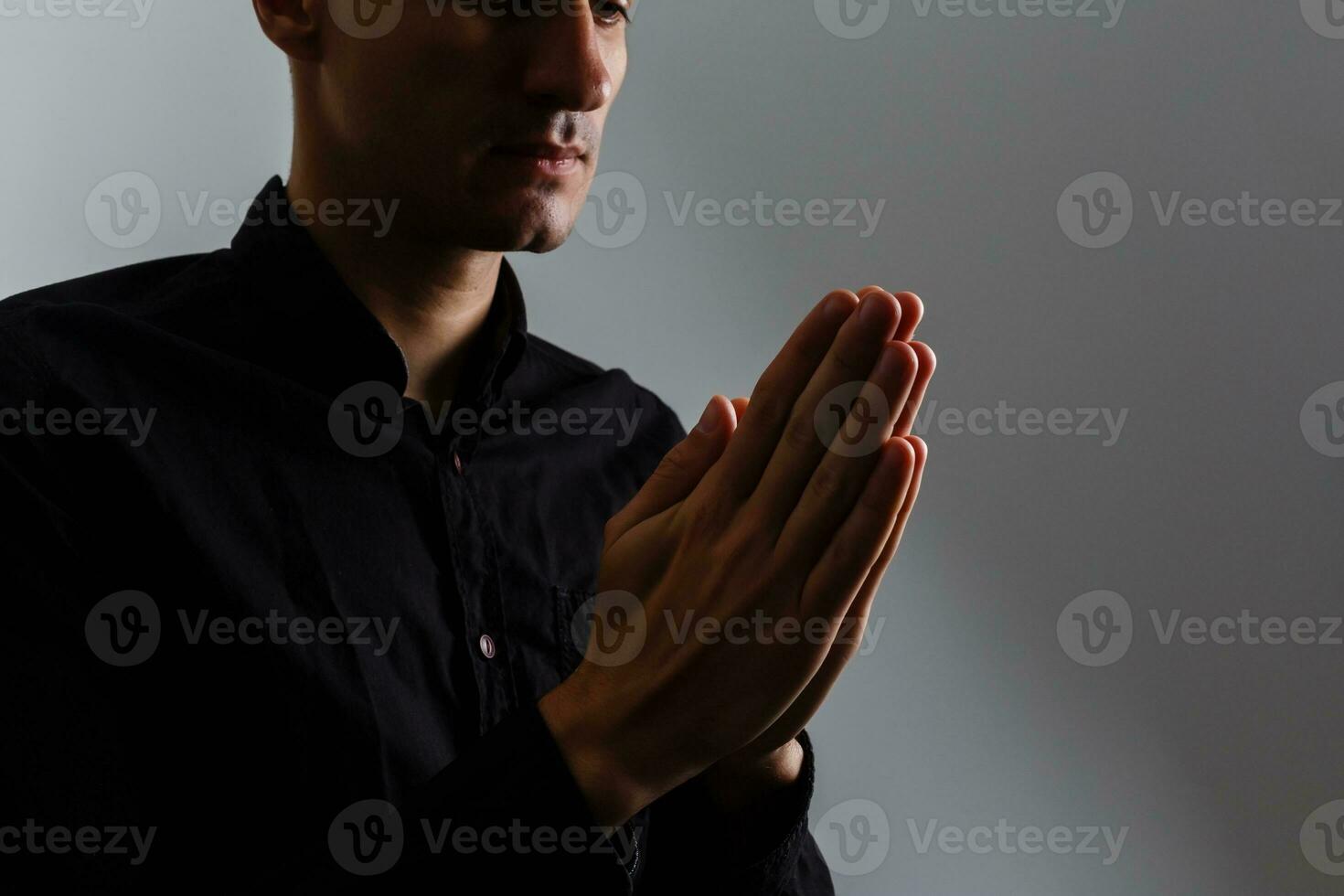low-key ritratto di uomo d'affari preghiere per successo foto