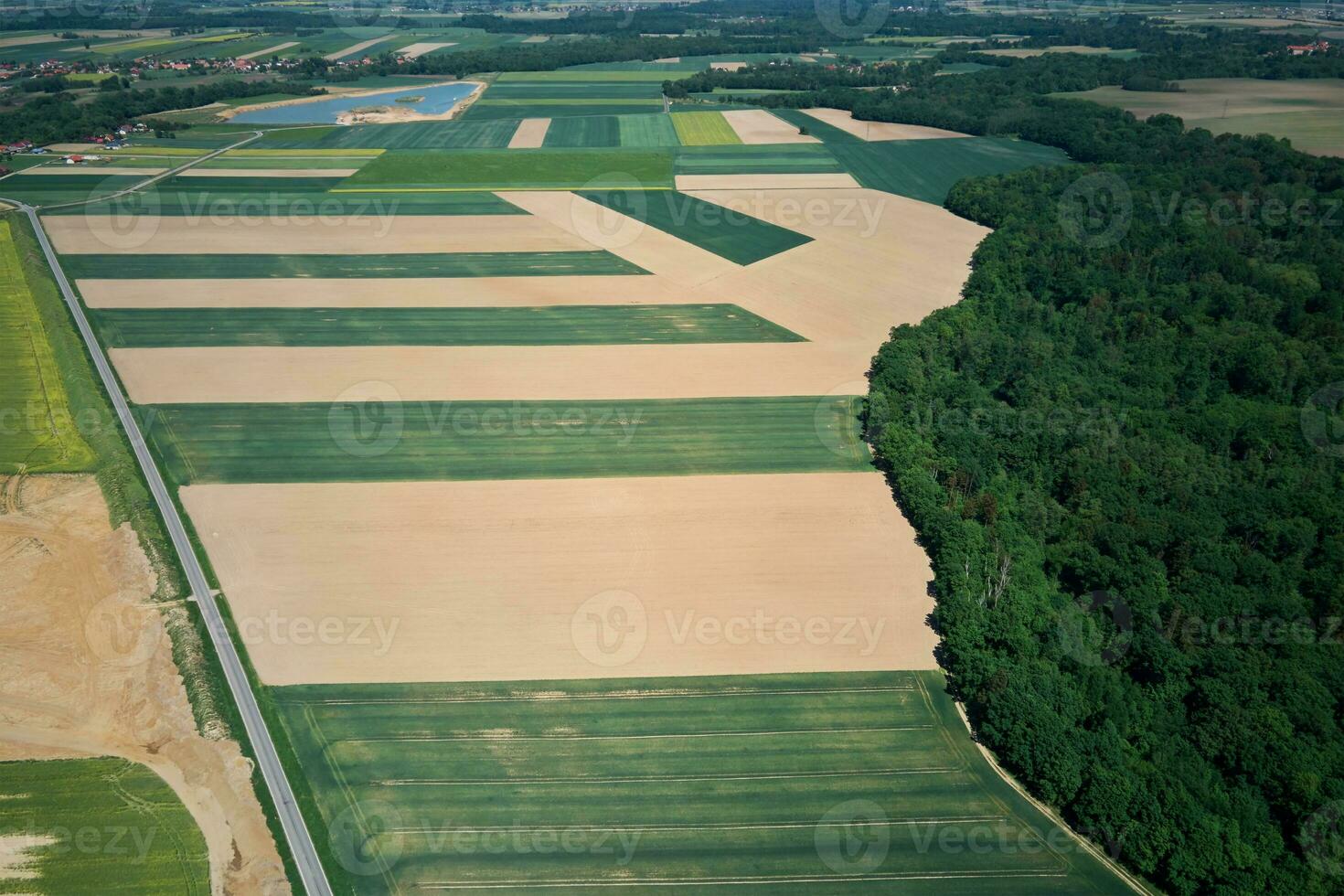 campagna strada tra agricolo campi, aereo Visualizza foto