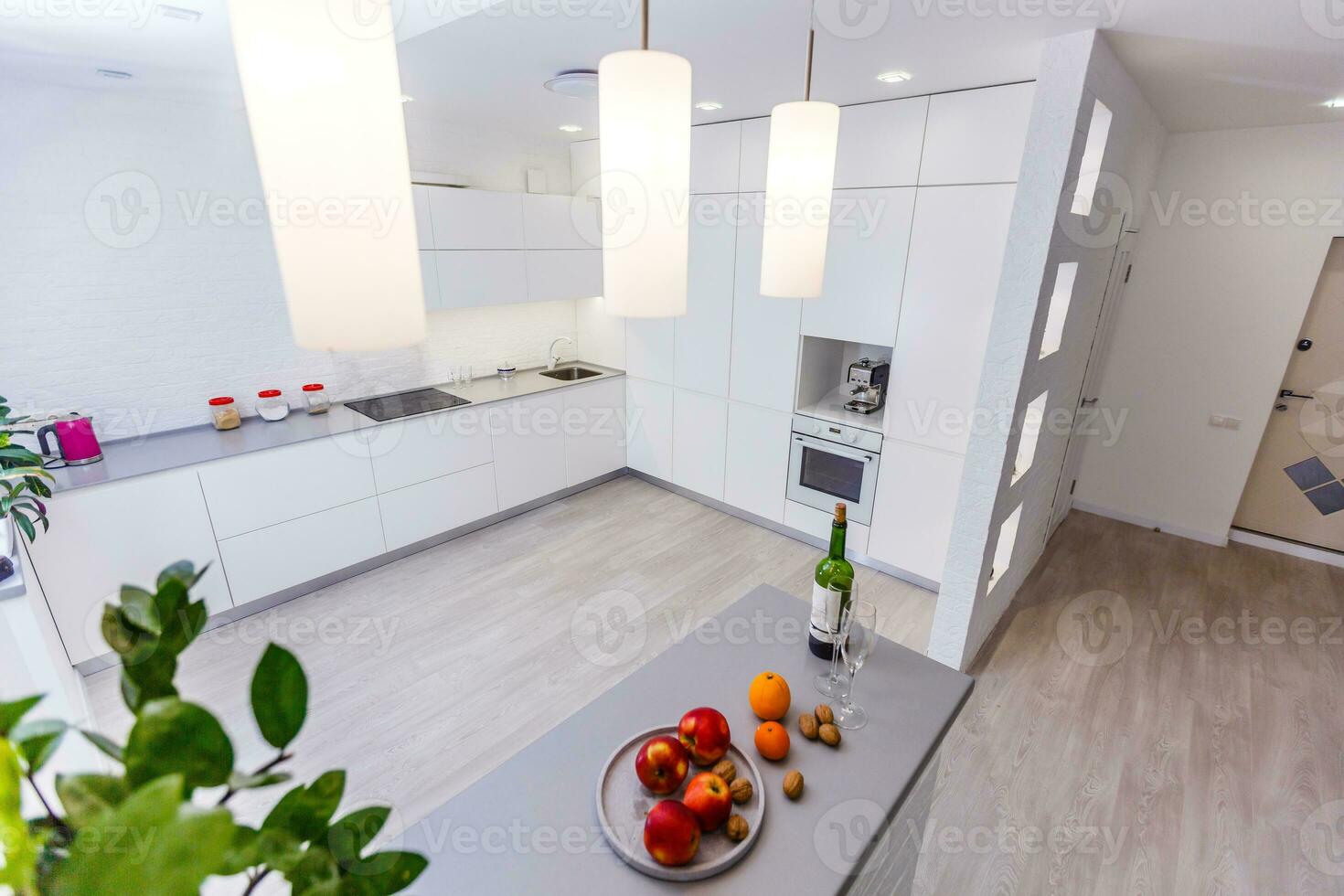 interno tiro di un' moderno cucina nel primo piano il acqua rubinetto e cucina Lavello foto