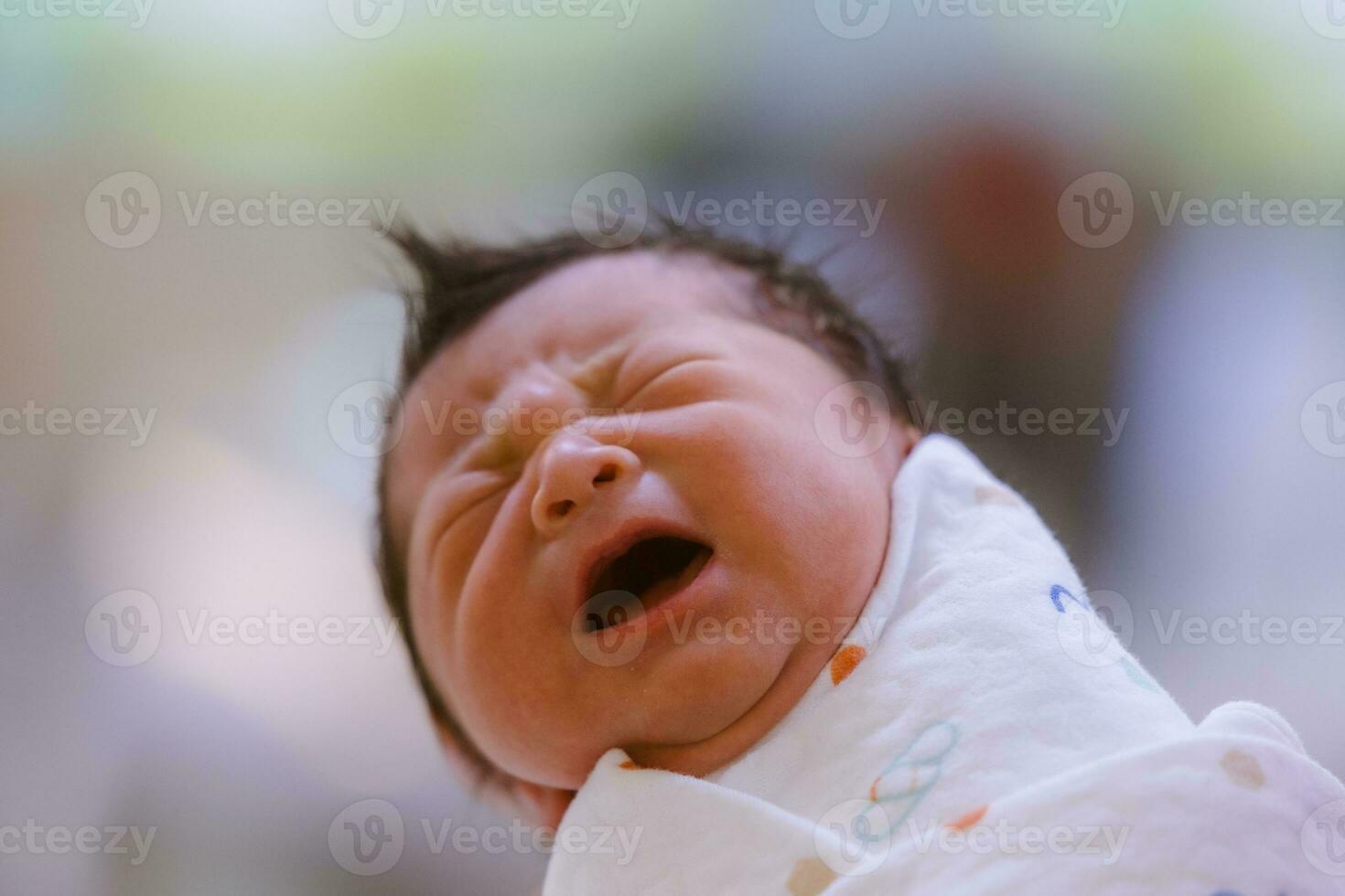 il bambino ragazzo era appena Nato con bambino stoffa avvolto in giro il totale corpo foto