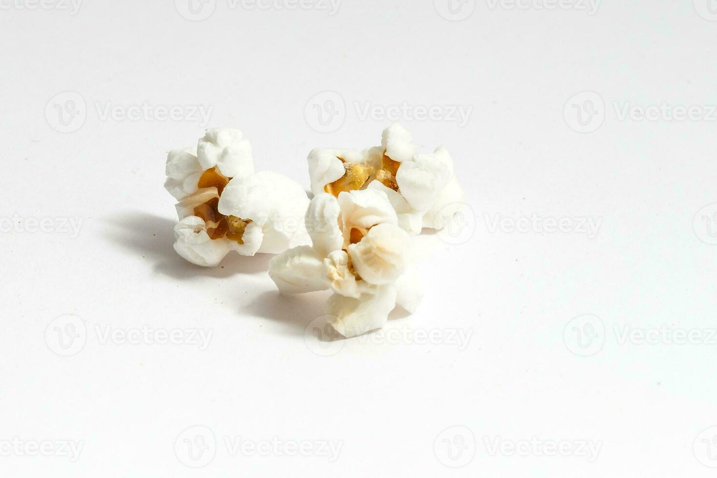 macro Popcorn isolato su bianca sfondo, con ritaglio sentiero foto