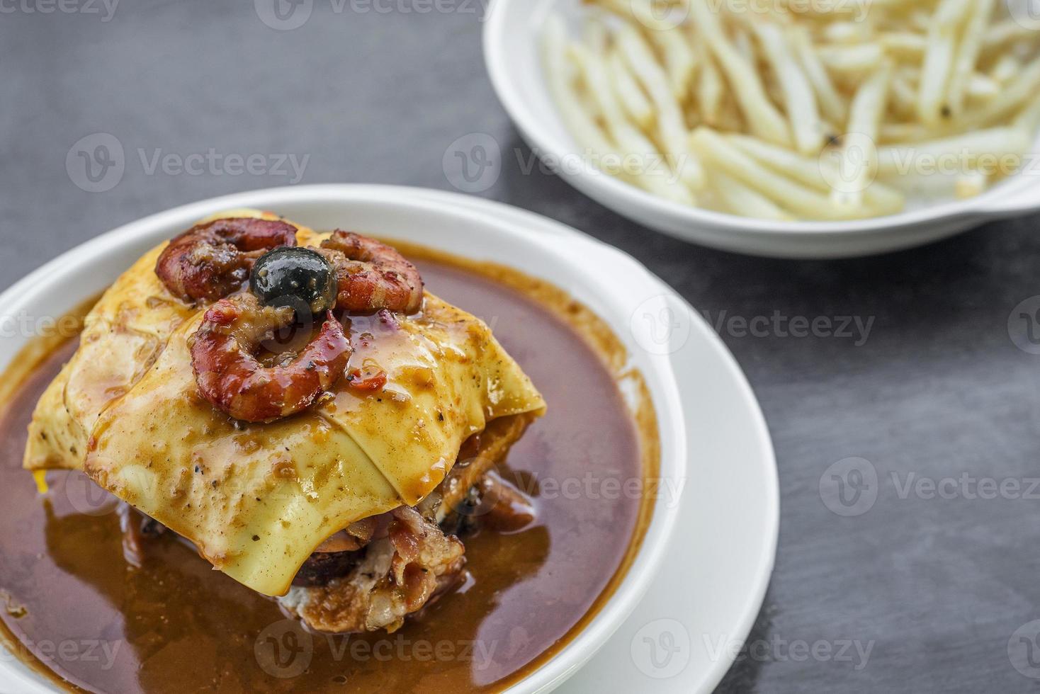 francesinha carne tradizionale formaggio salsa piccante panino alla griglia porto portogallo foto