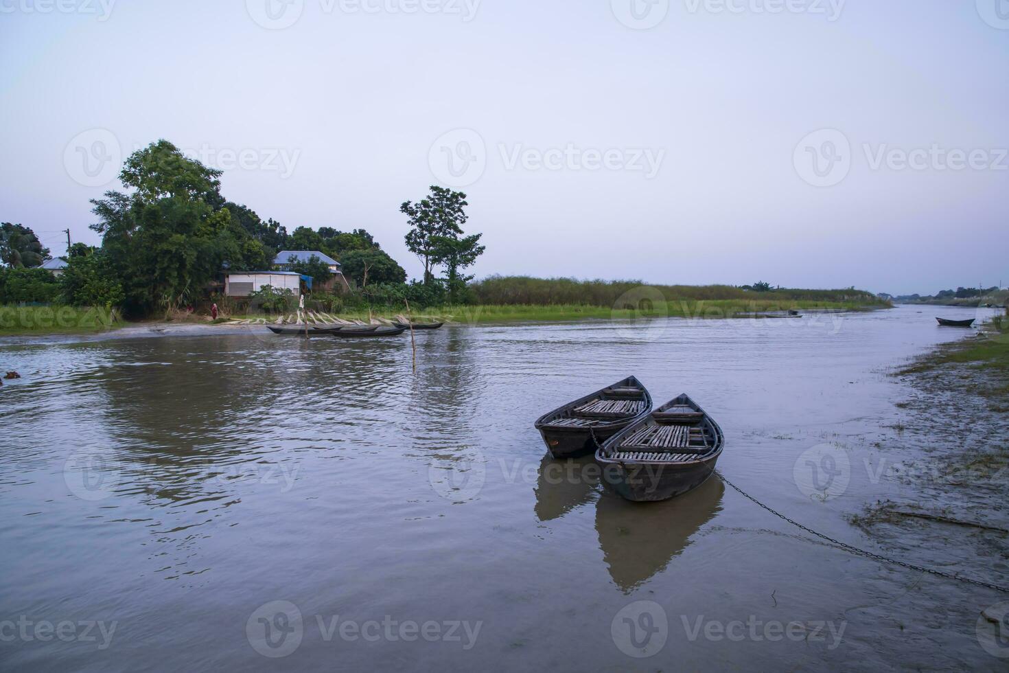 paesaggio Visualizza di tradizionale di legno pesca Barche su il riva di il padma fiume nel bangladesh foto