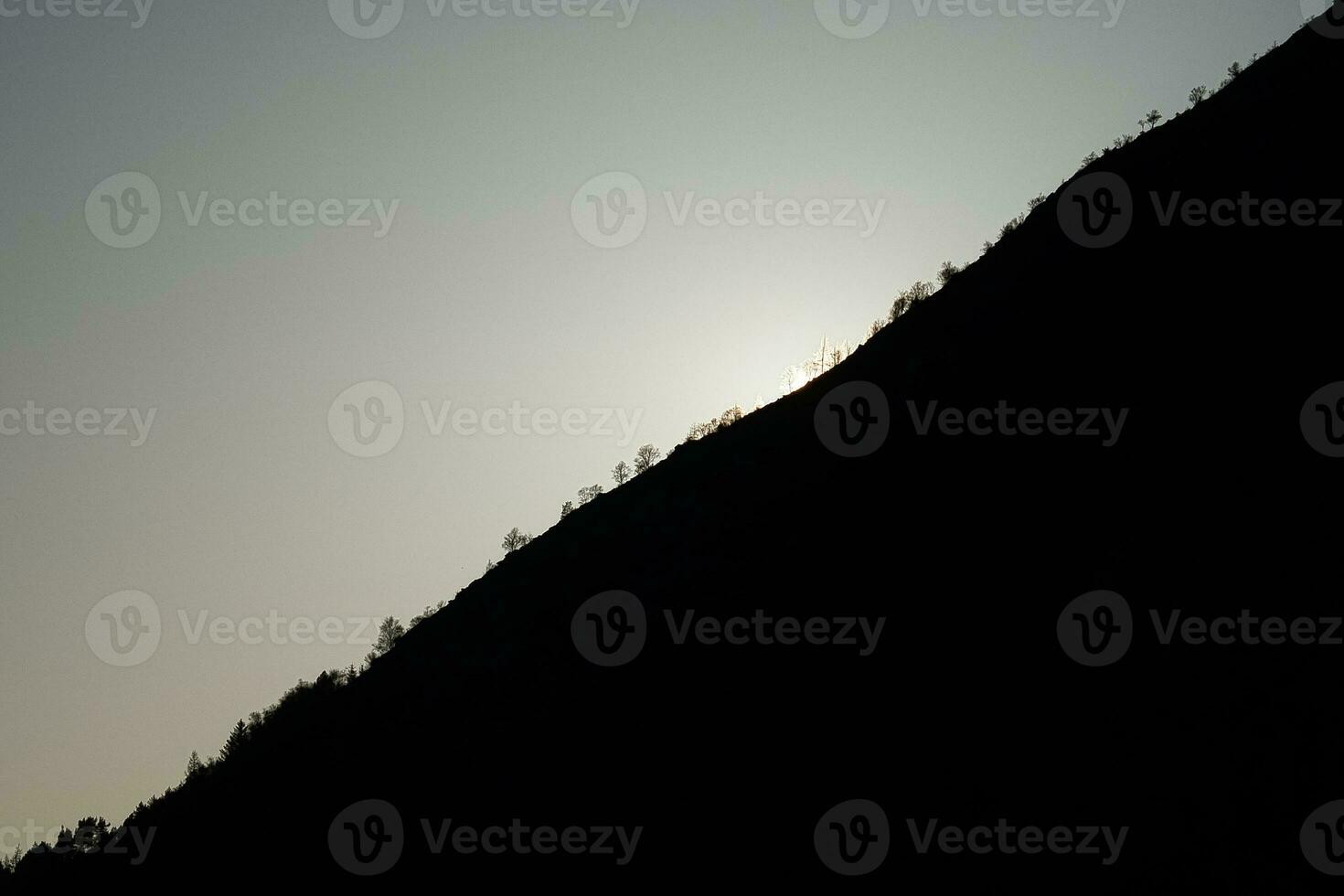 Alba su un' montagna picco nel Norvegia. il montagna nel il ombra. paesaggio tiro foto