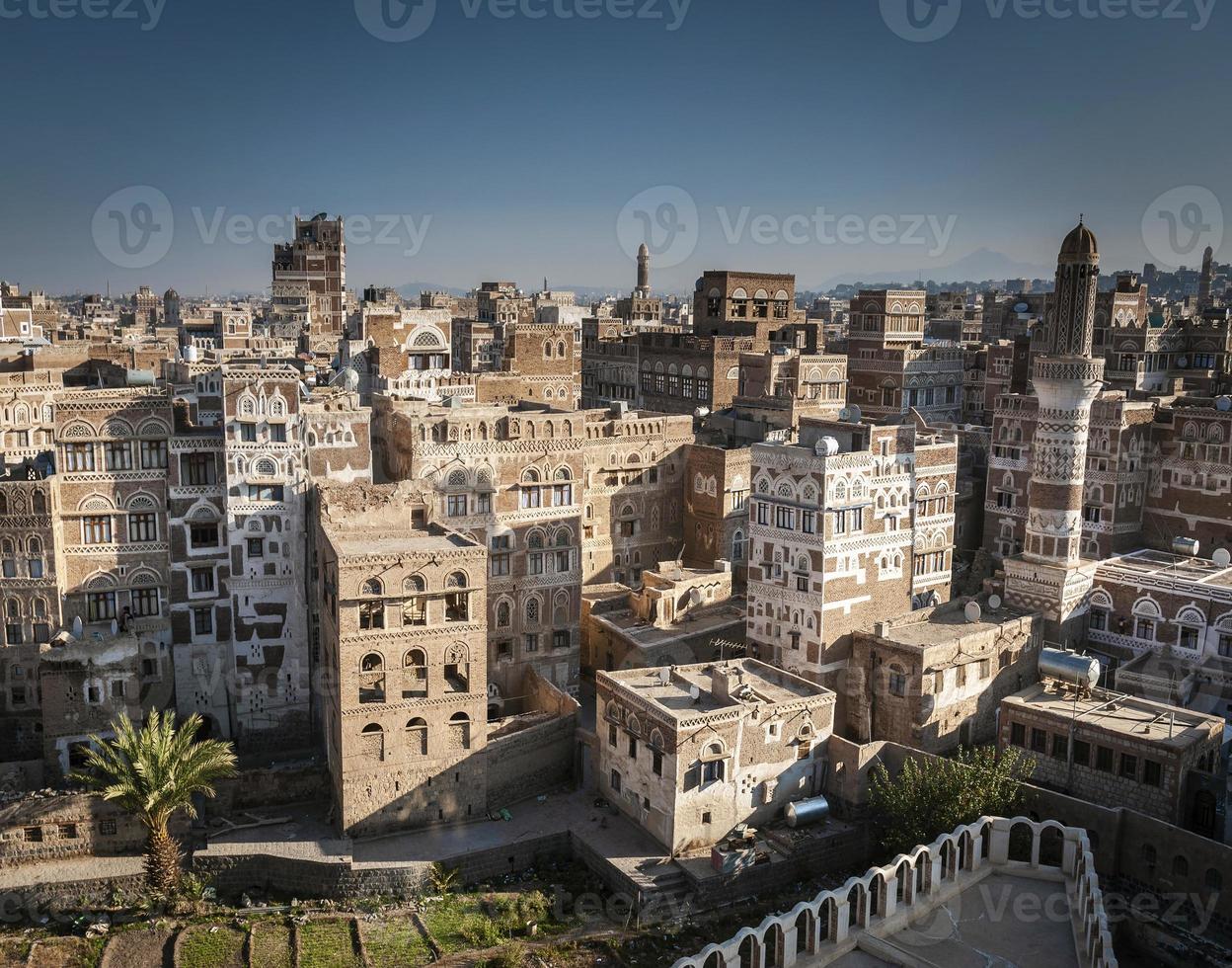 Vista dello skyline di architettura della città vecchia di sanaa in Yemen foto