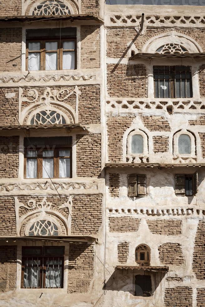 dettagli di architettura tradizionale negli edifici della città vecchia di sanaa in yemen foto