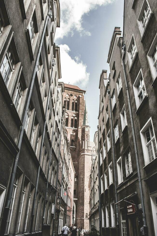 Danzica, Polonia - agosto 16, 2018 - spettacolare Visualizza su il Cattedrale a partire dal il stretto strada fra il edifici foto