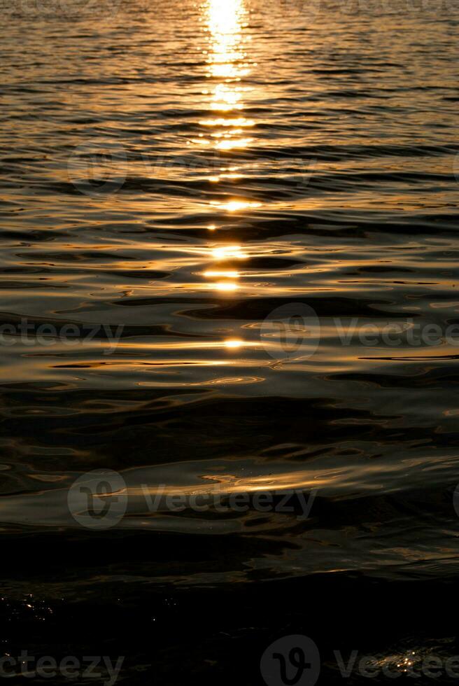 sole riflessione nel acqua foto