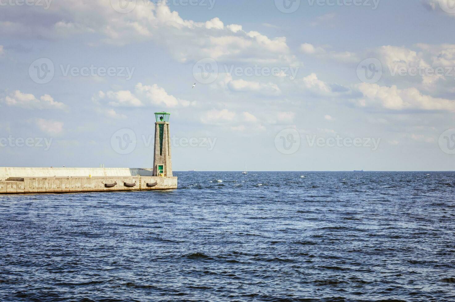 faro su il molo nel gdynia foto