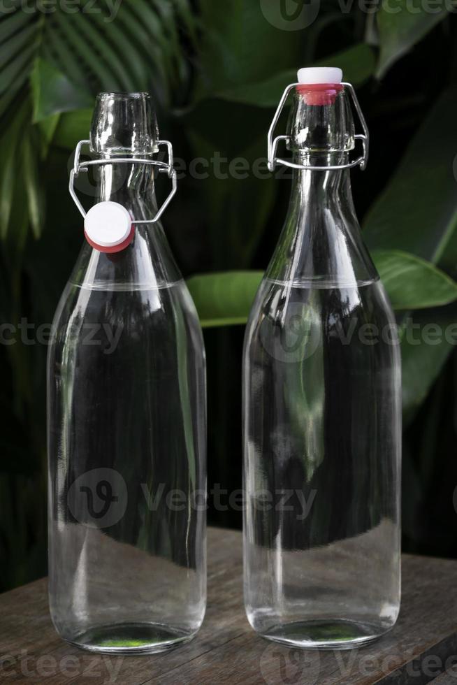 flip top bottiglia d'acqua trasparente all'aperto sul tavolo da giardino foto