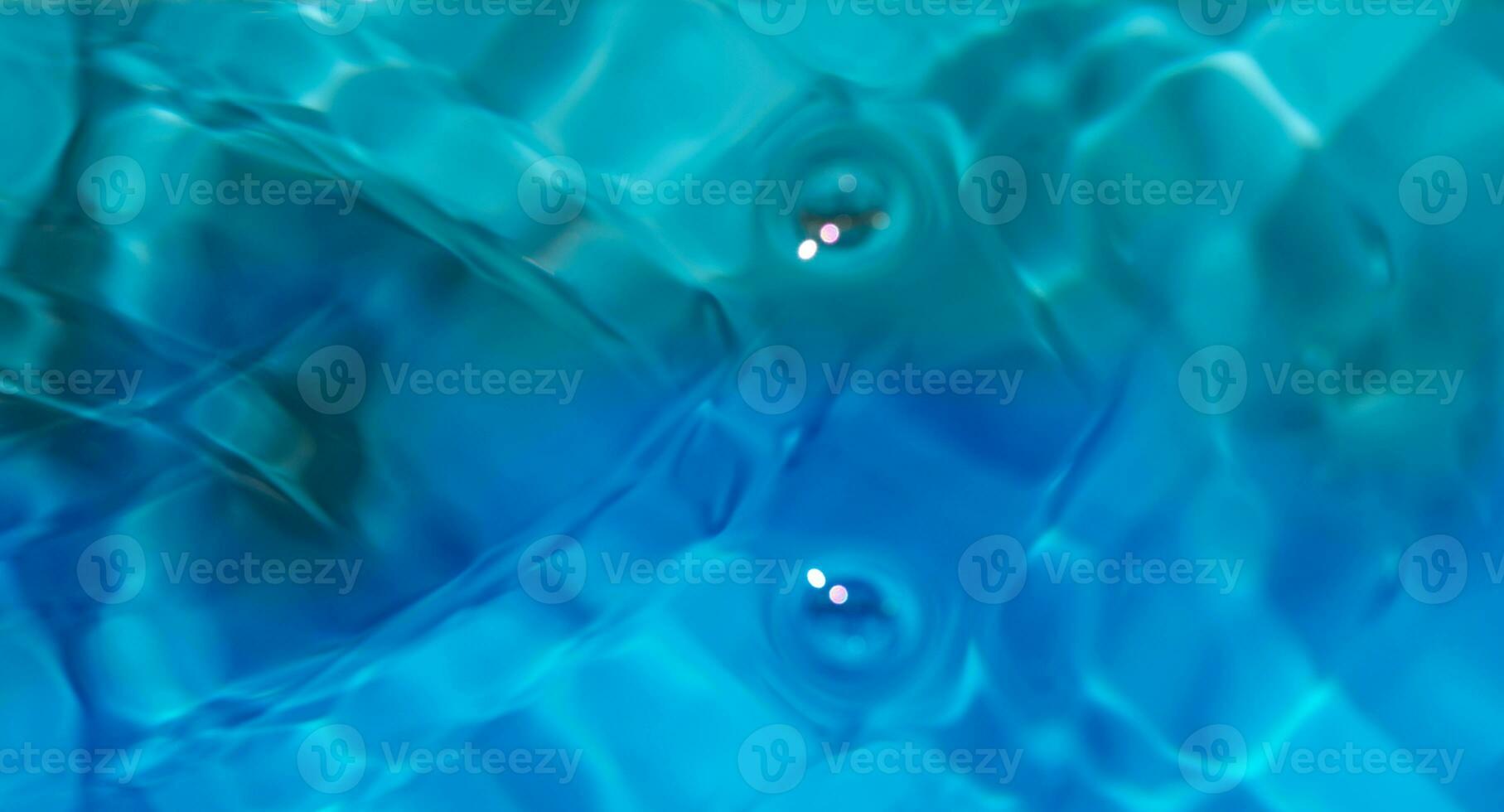 blu acqua con increspature su il superficie. defocus sfocato trasparente bianco nero colorato chiaro calma acqua superficie struttura con spruzzo e bolle. acqua onde con splendente modello struttura sfondo. foto