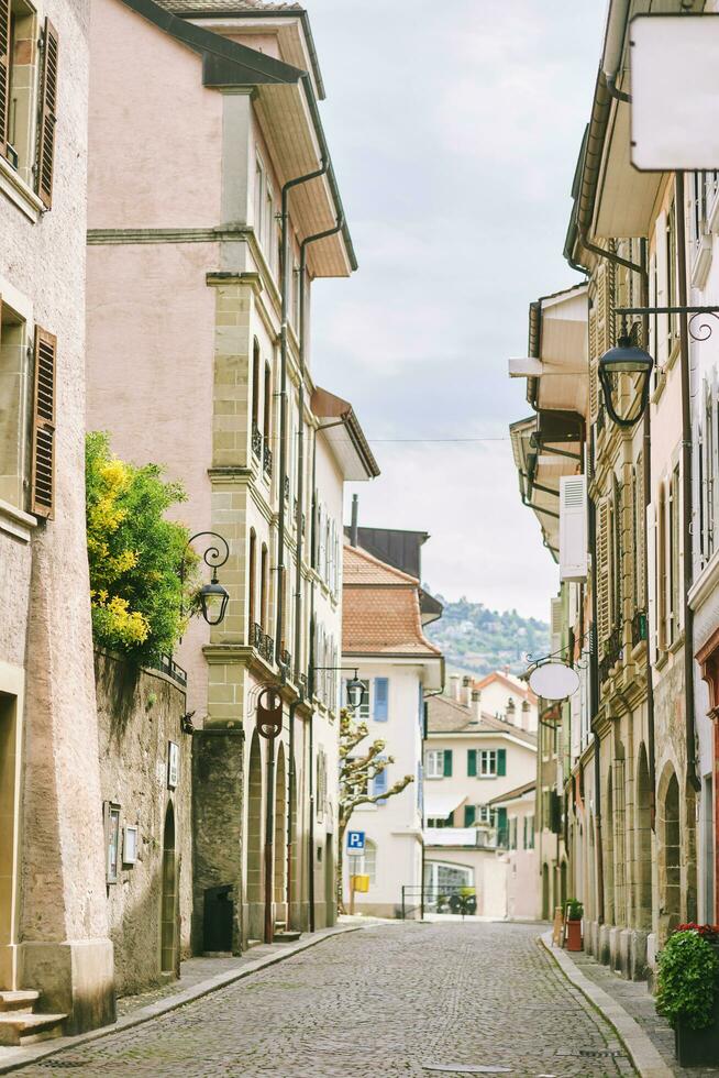 verticale Immagine di piccolo europeo strada, vecchio cittadina foto