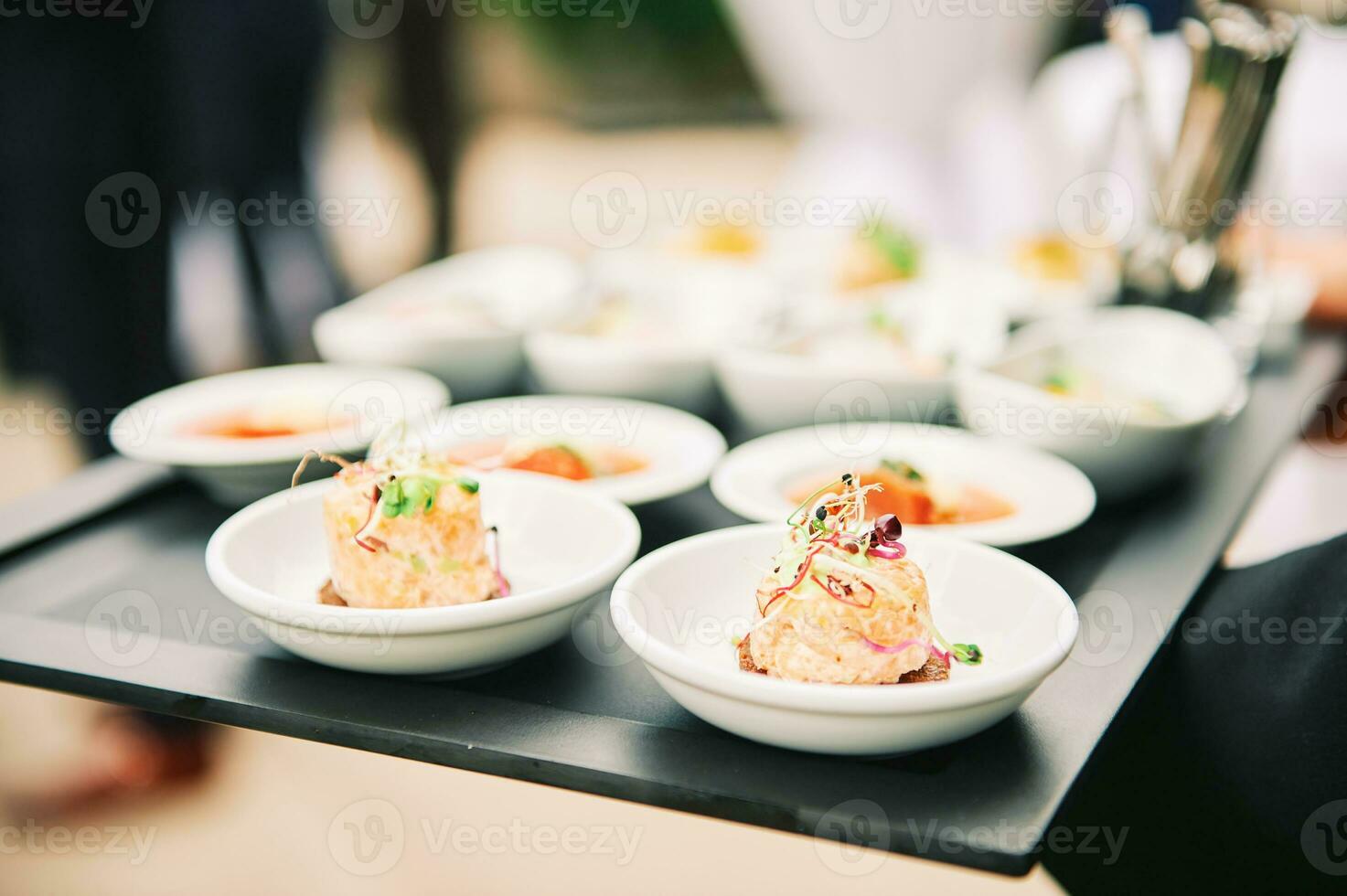 salmone tatrare nel piccolo piatti, ristorazione evento, banchetto cibo foto