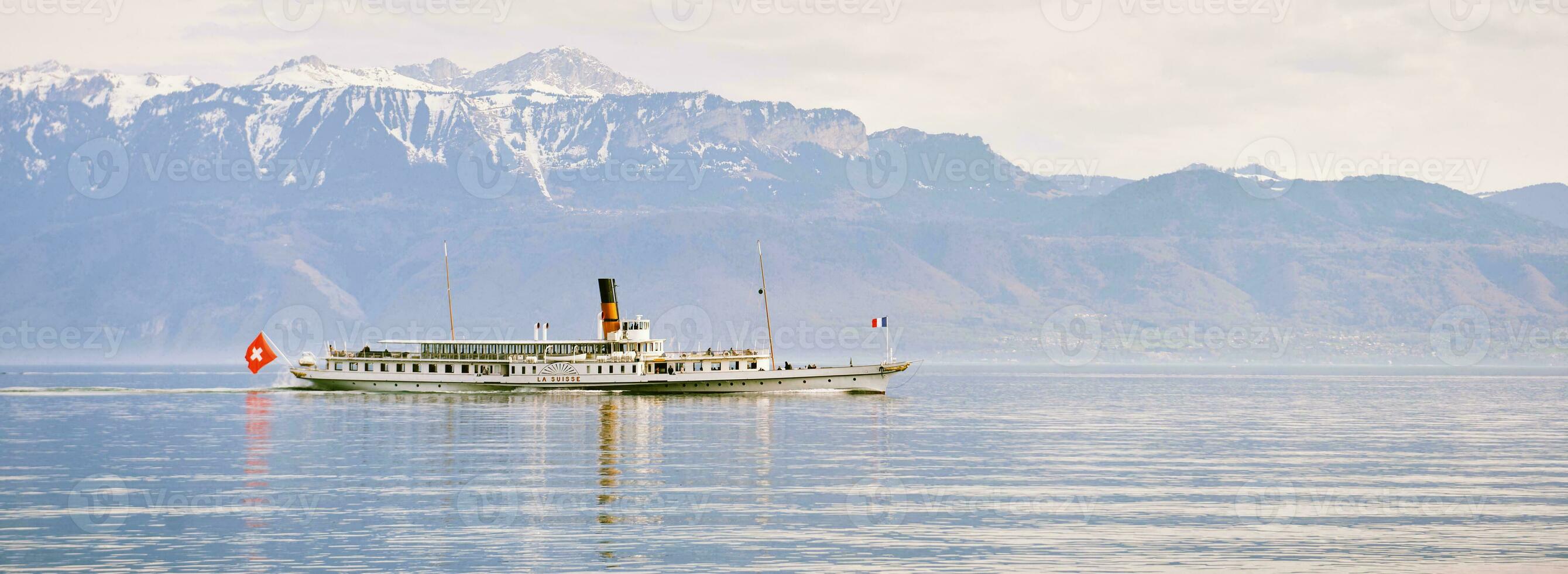 panoramico bandiera con vapore barca con svizzero e francese bandiere galleggiante su lago Ginevra o lac lemano, Svizzera foto