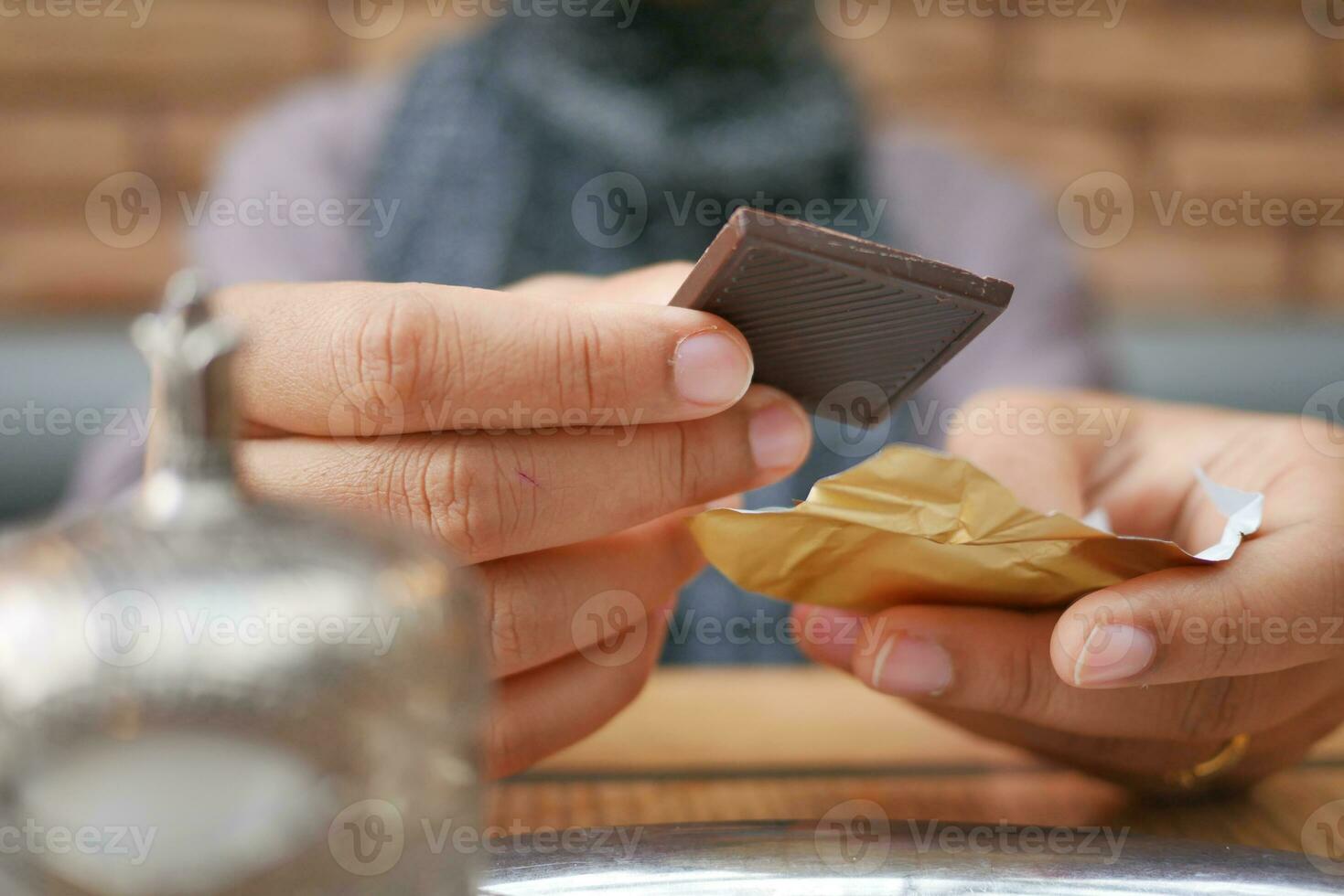 rimozione pacchetto a partire dal un' cioccolato foto