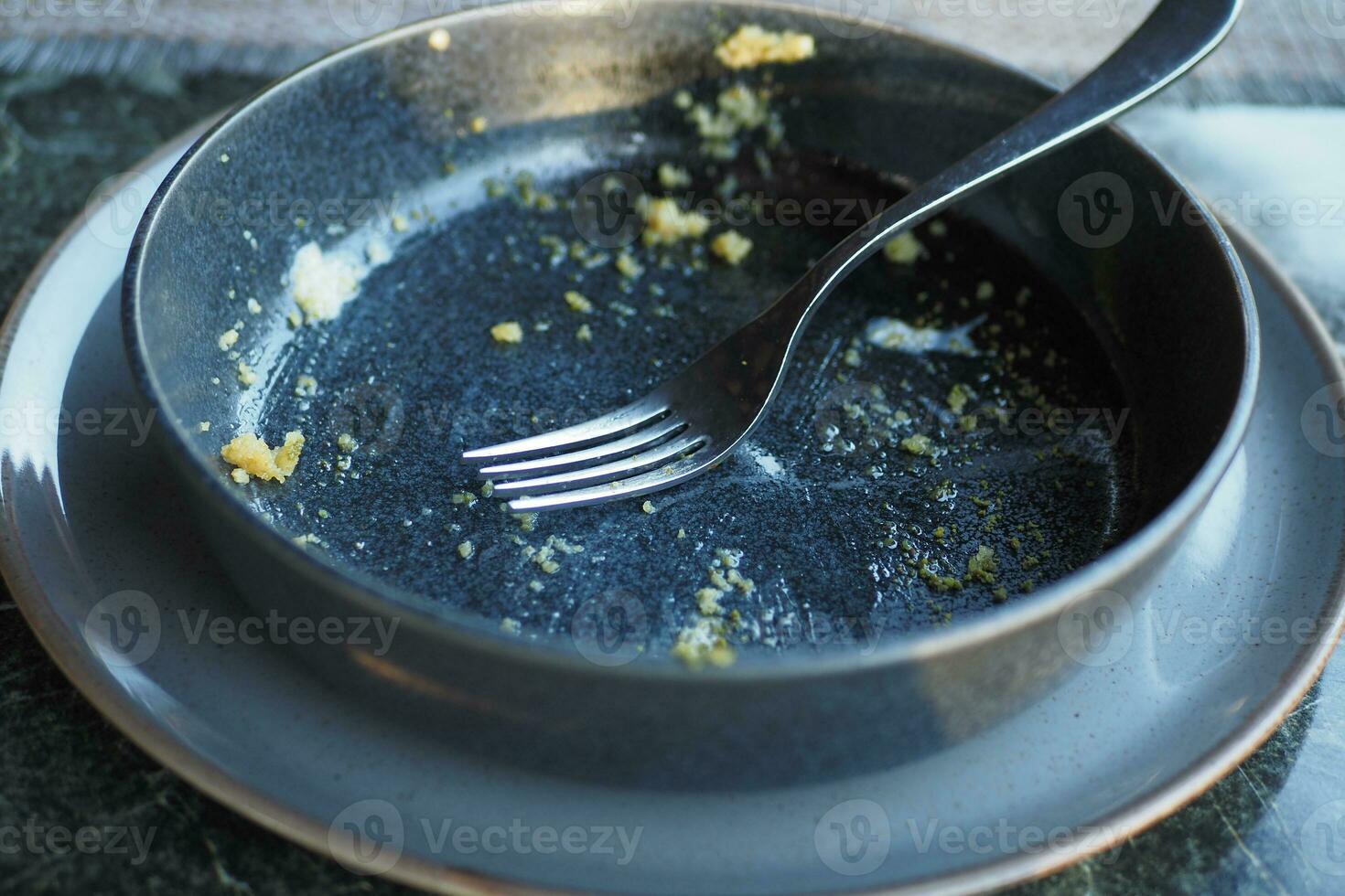 piatto vuoto dopo aver mangiato sul tavolo foto