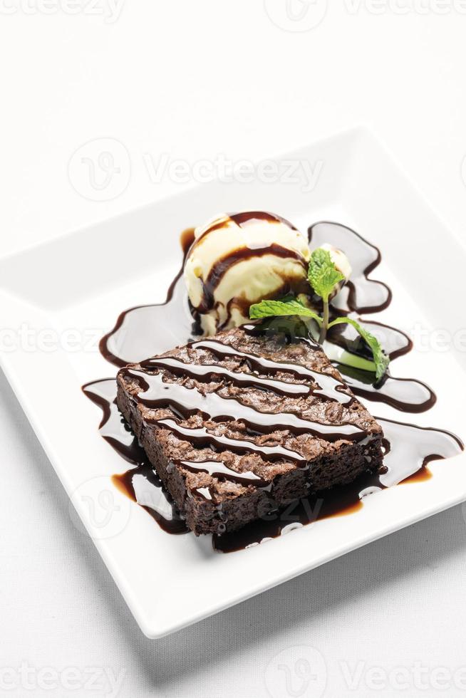 brownie vegan al cioccolato con gelato alla vaniglia senza lattosio foto