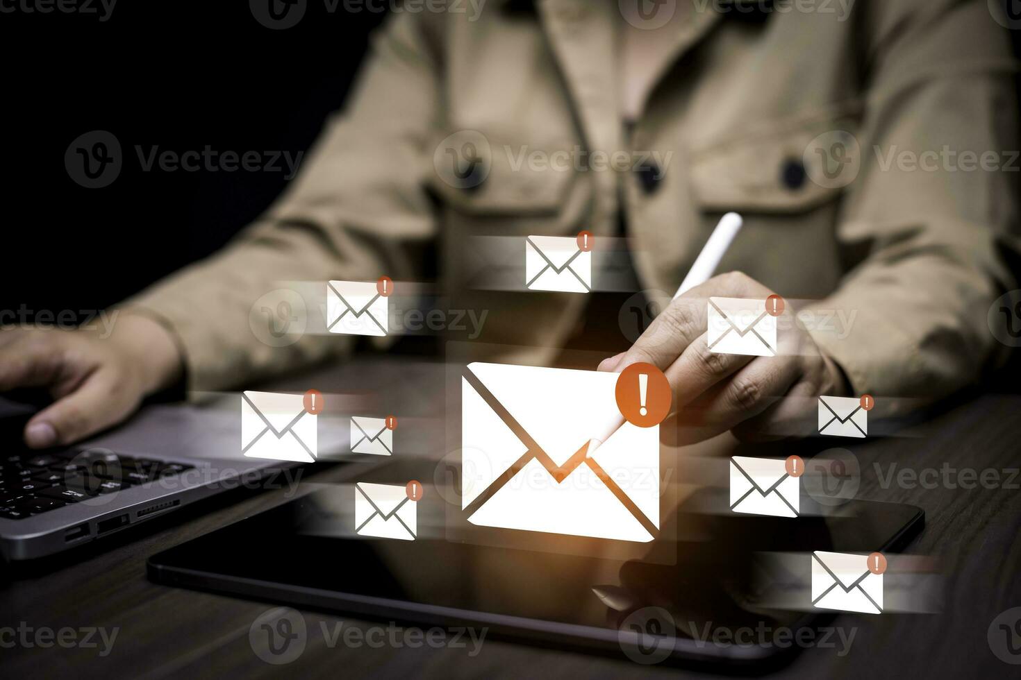 informatica sicurezza e sicurezza parola d'ordine accesso in linea, mettere in guardia e-mail Posta in arrivo e spam virus con avvertimento attenzione per notifica su Internet lettera sicurezza proteggere, Rifiuto e spazzatura posta e compromesso foto