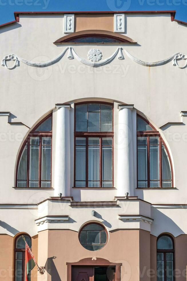 finestre con decorativo elementi su un vecchio di legno o mattone edificio foto