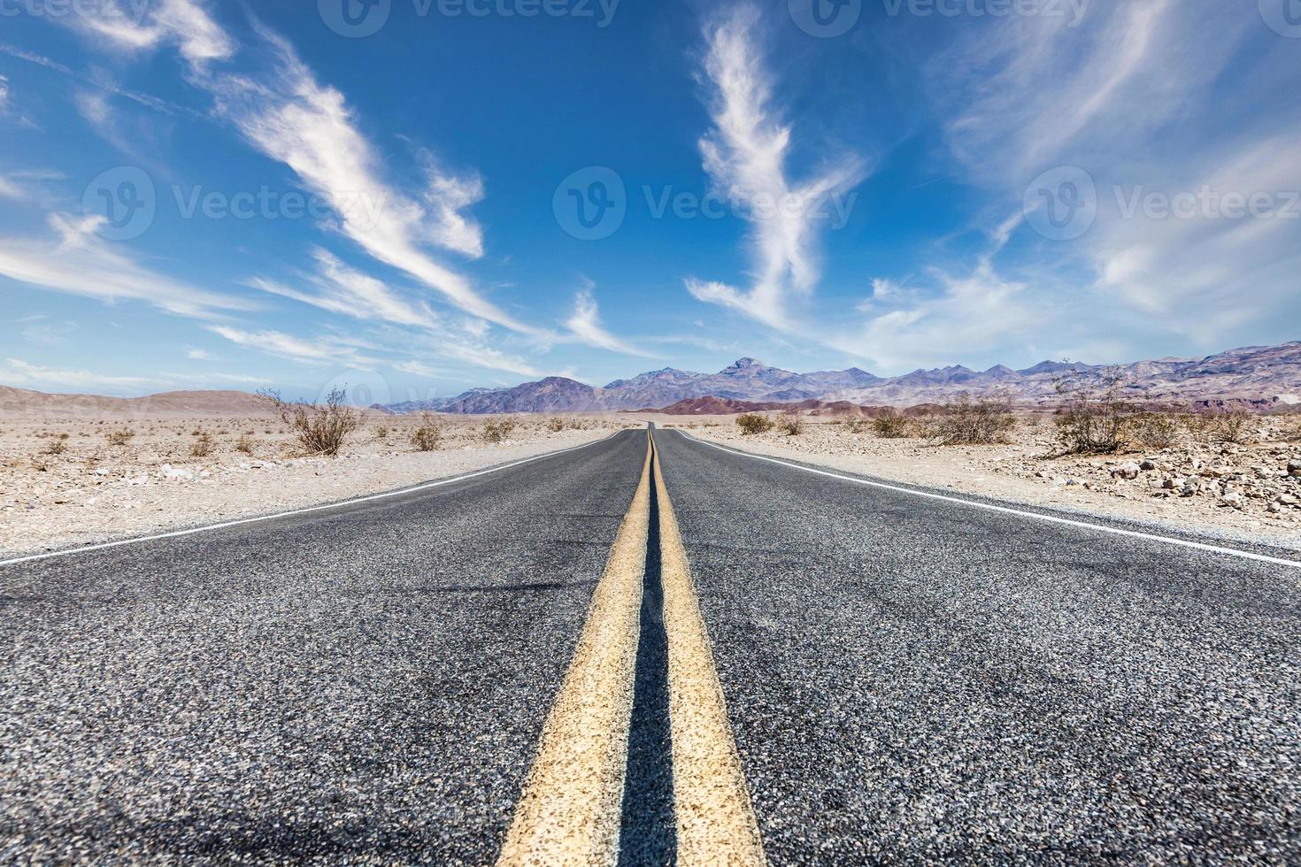 route 66 nel deserto con cielo panoramico foto