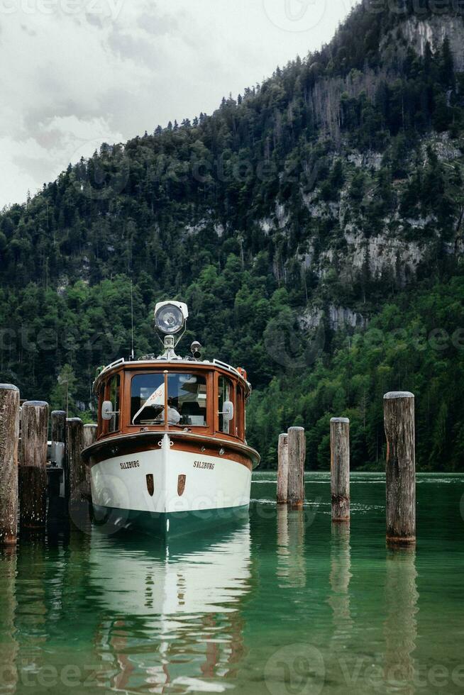 barca bacino su Smeraldo verde lago Konigsee, Germania. panoramico panoramico cartolina illustrata Visualizza di famoso vedere nel il austriaco Alpi foto