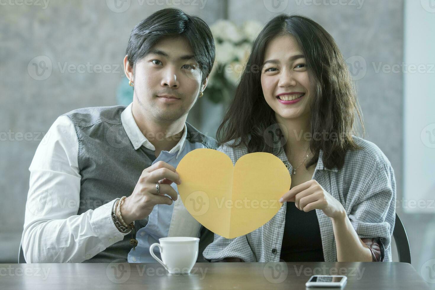 coppie di asiatico uomo e donna Tenere cuore forma carta tagliare con felicità emozione ,persone amore concettuale foto