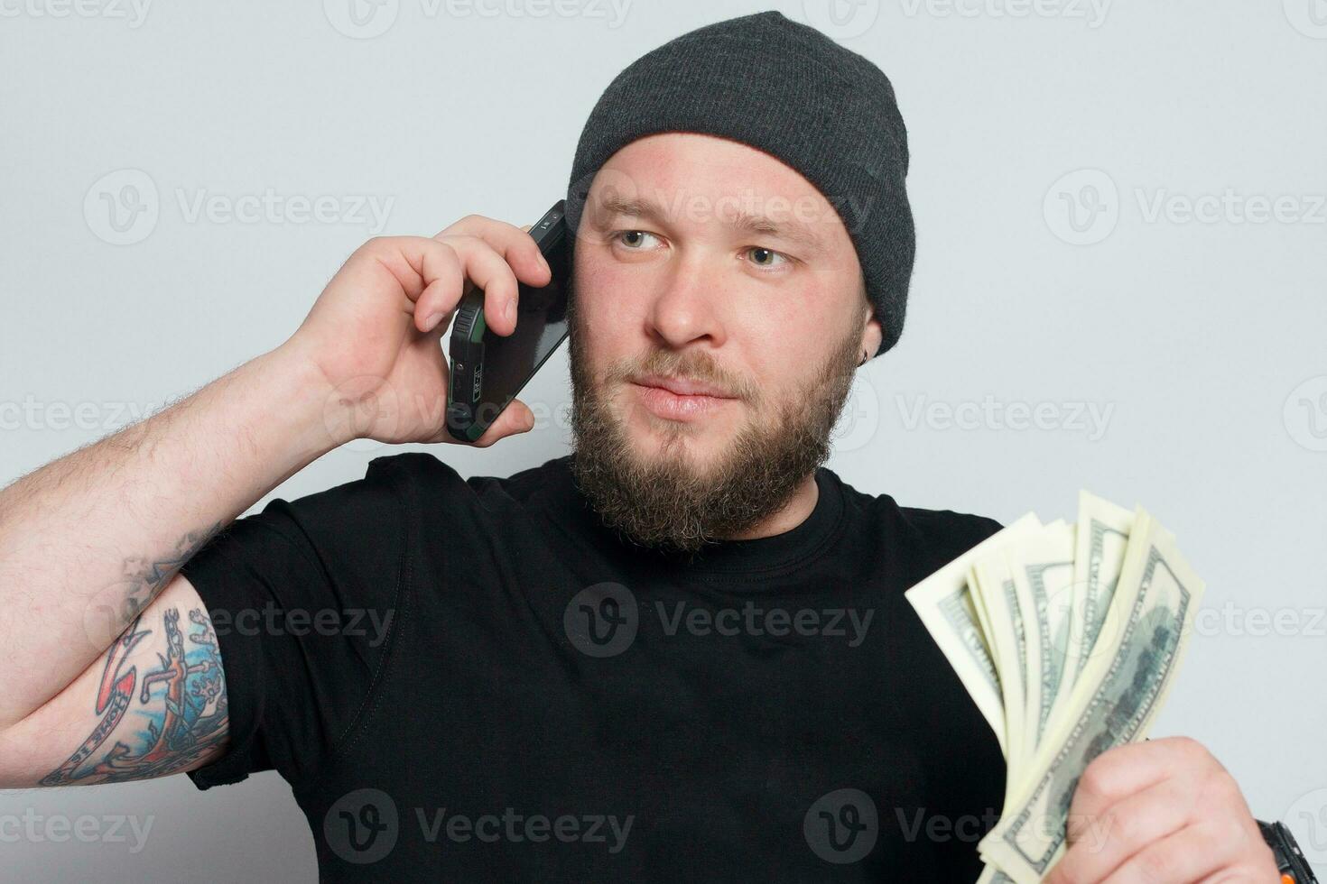 giovane uomo lanci i soldi per telecamera. foto