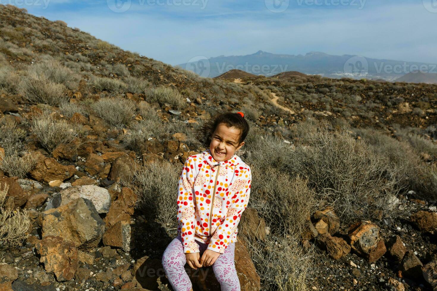 poco ragazza sta vicino un' cactus su il isola di tenerife foto