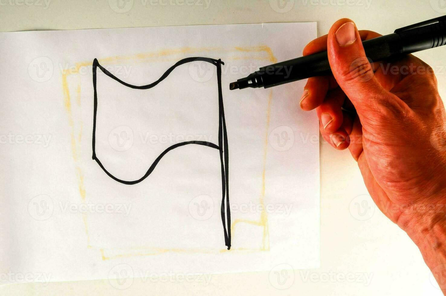 un' persona è disegno un' lettera f su un' pezzo di carta foto