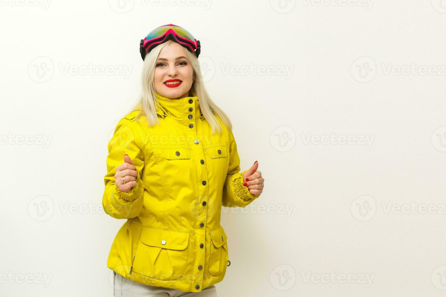 donna con sciare occhiali isolato su bianca foto