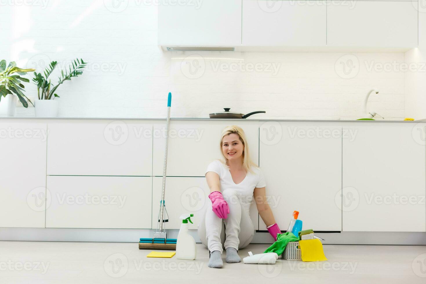giovane casalinga è rilassante dopo pulizia, relax dopo pulizia foto