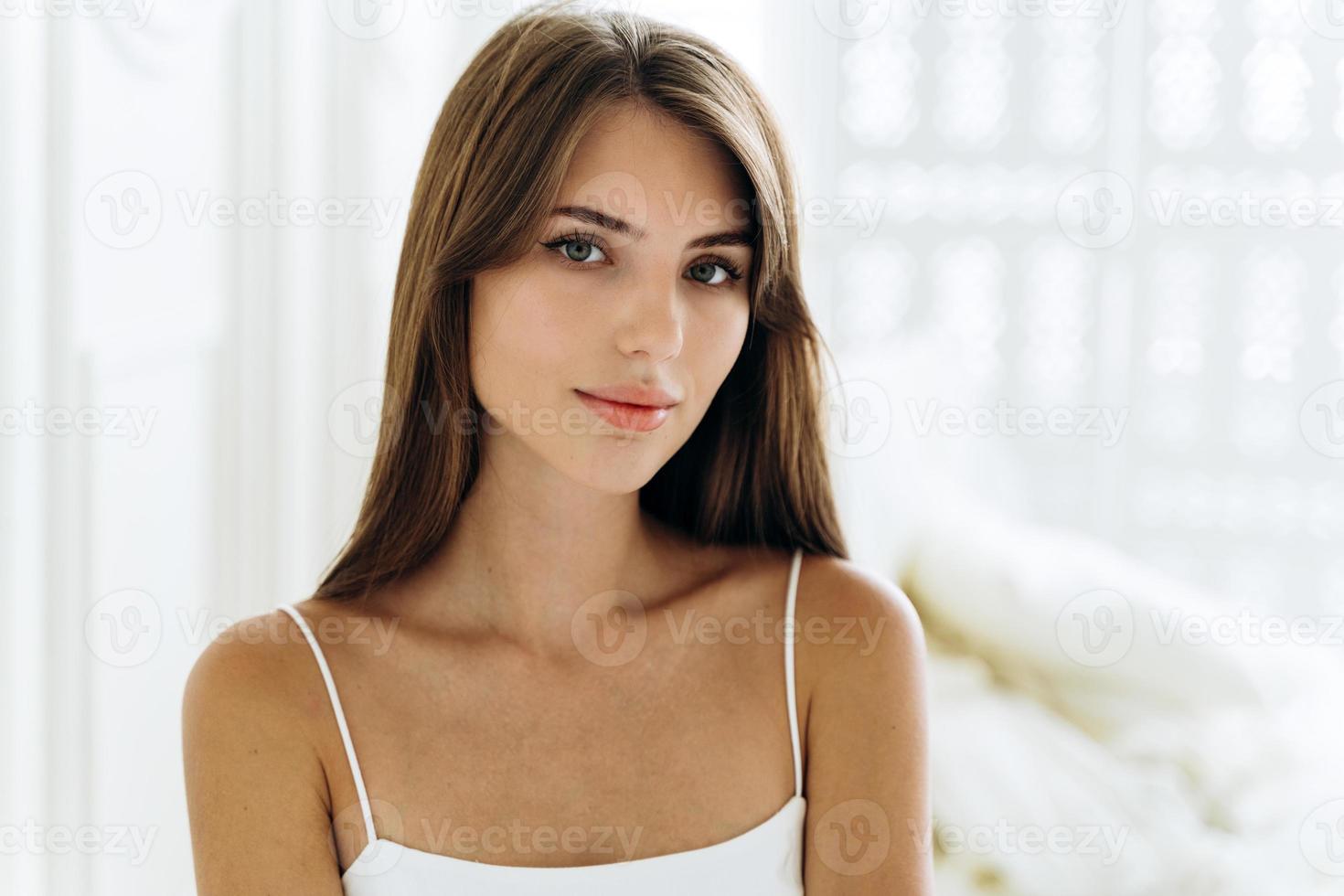 ritratto della giovane donna caucasica che seduce con il suo aspetto mentre posa nel suo bagno. viso di donna e capelli sani concept foto
