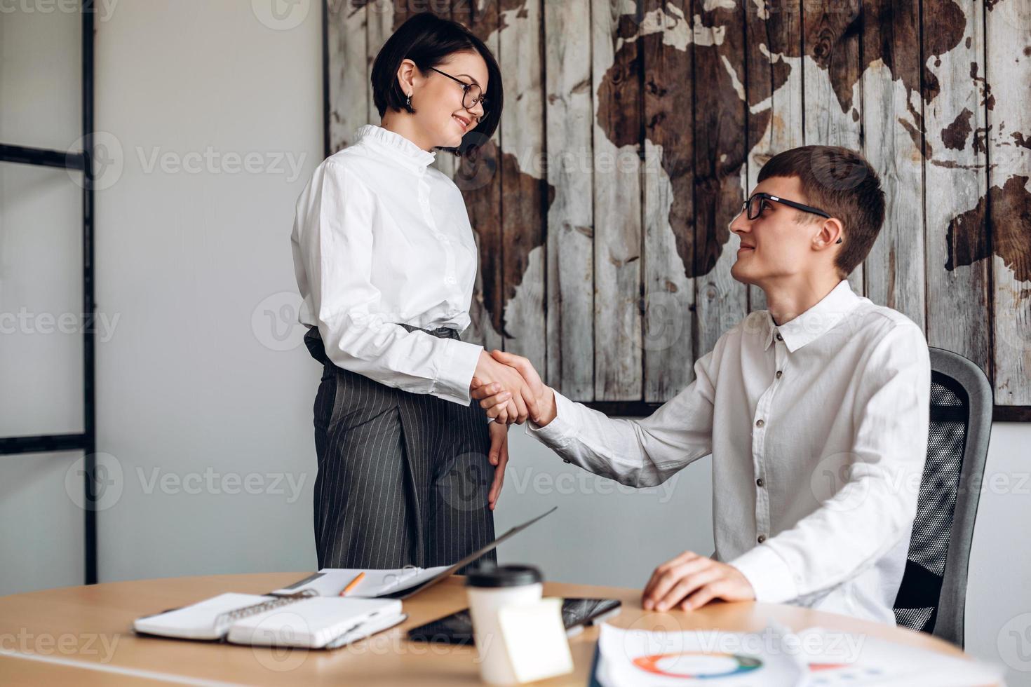 i giovani imprenditori hanno un accordo, si stringono la mano foto