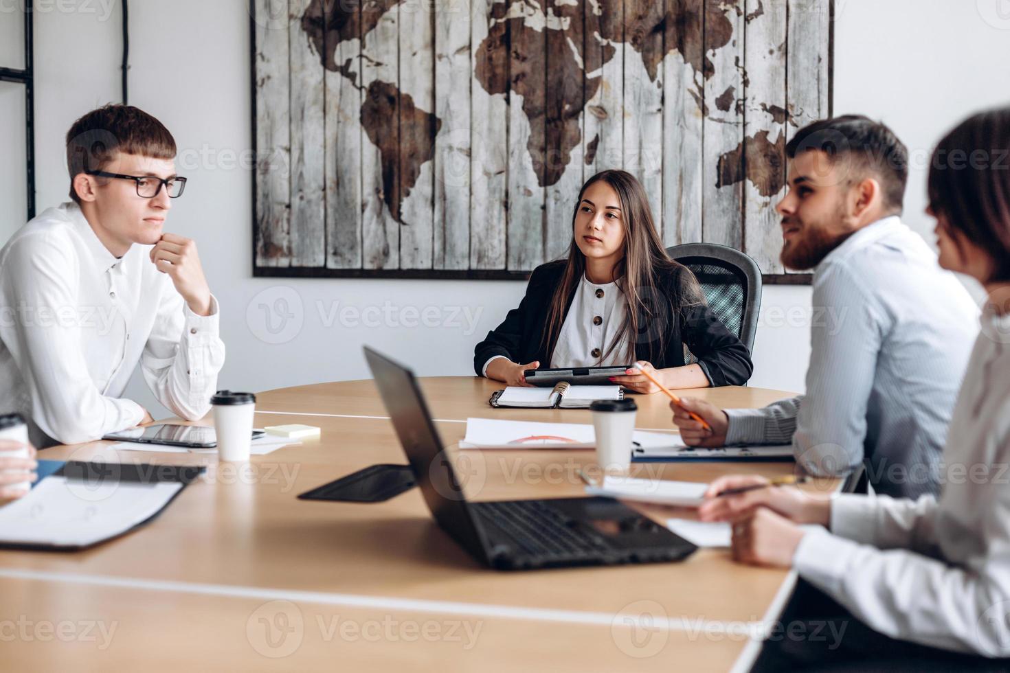 un gruppo di giovani riuniti per un incontro. si discutono importanti questioni lavorative foto