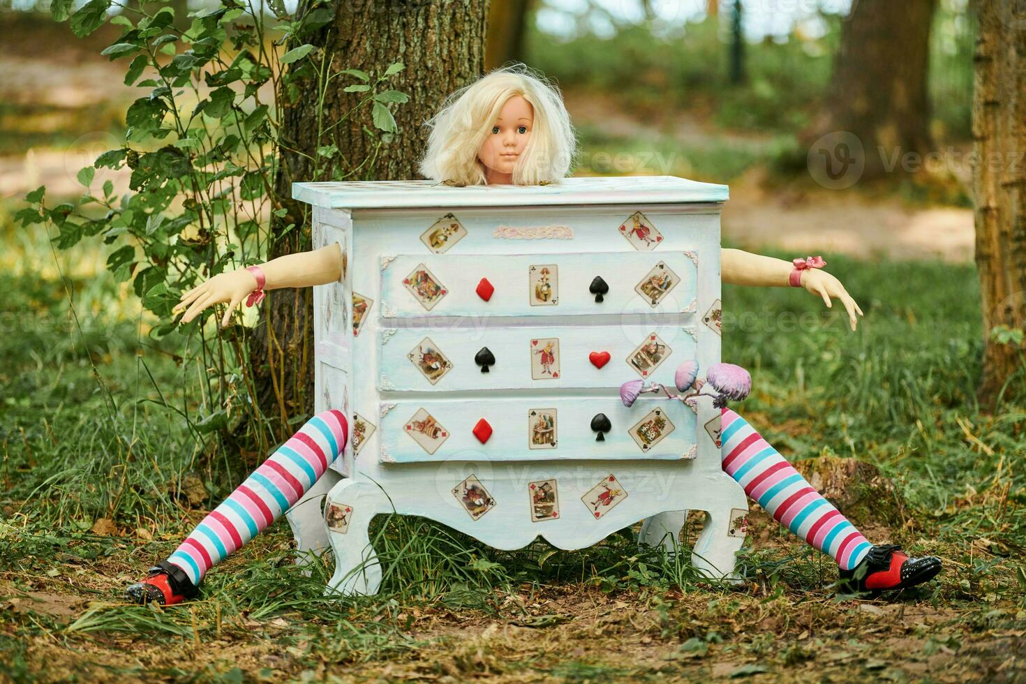 costumista con Bambola Alice dentro vicino gobba dumpty e funghi arte oggetto su all'aperto arte esposizione foto