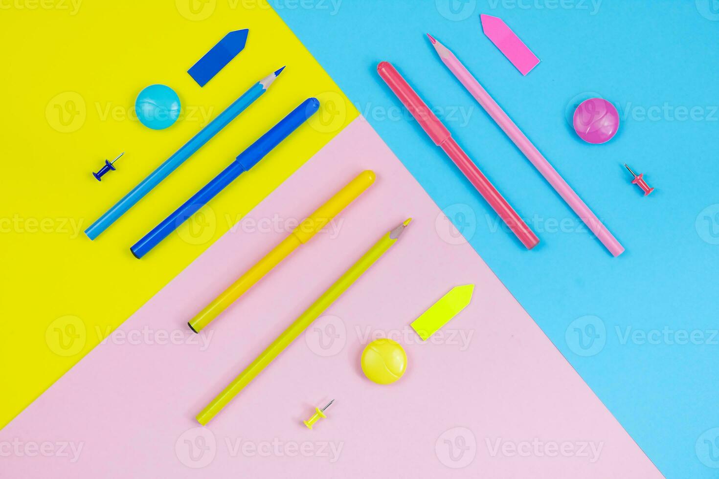 pennarello penne, matite e altro Stazionario su pastello sfondi. indietro per scuola concetto. minimalismo. perfezionismo foto