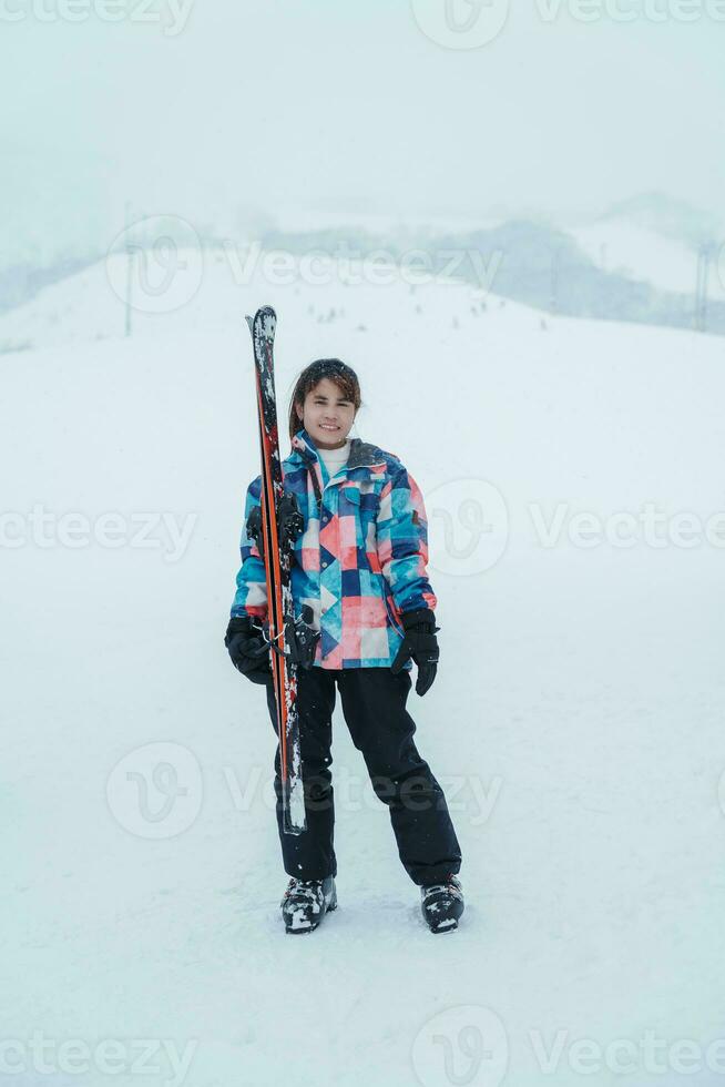 giovane donna giocando sciare nel inverno stagione. neve inverno attività concetto foto