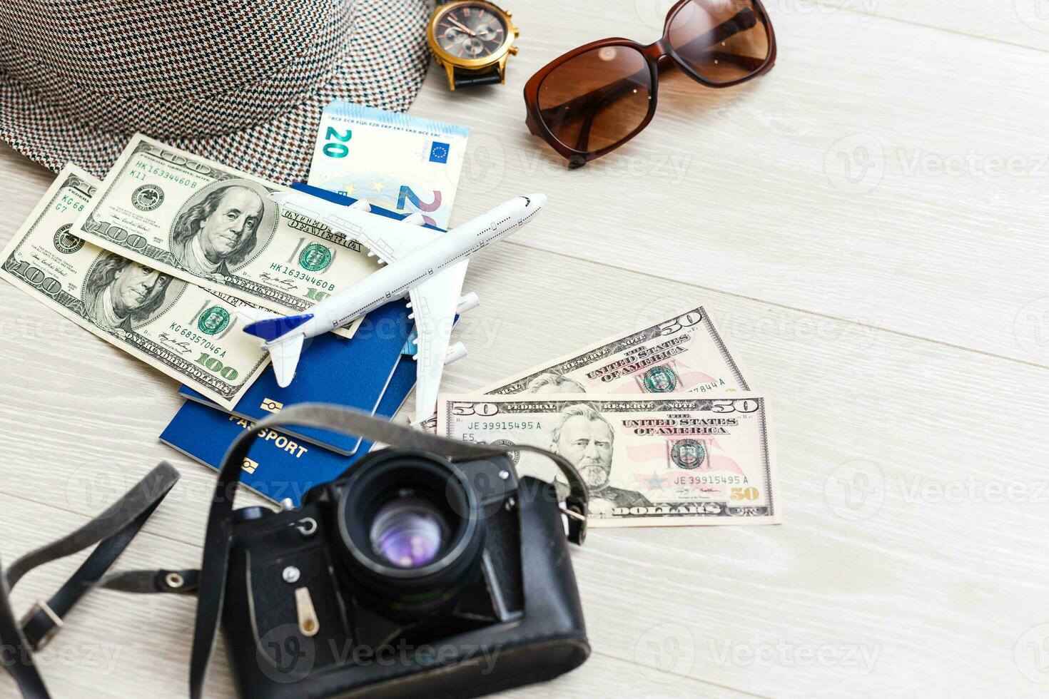 viaggio pianificazione. aereo, guarda, passaporto. preparazione per in viaggio e piatto posare concetto. foto