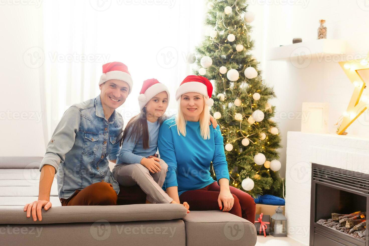 giovane famiglia su Natale mattina scambiare regali e godendo loro tempo insieme. foto